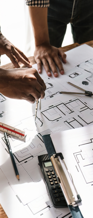 Professionnels du bâtiment consultant un plan pour gros œuvre