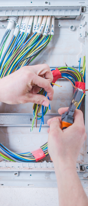 Électricien connectant des fils dans un tableau électrique