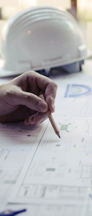 Architecte consultant un plan de bâtiment