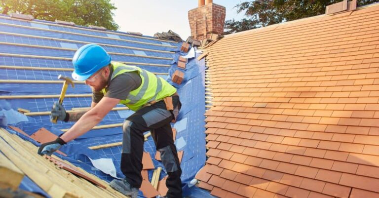 Lire la suite à propos de l’article Comment chiffrer un chantier de rénovation de toiture ?