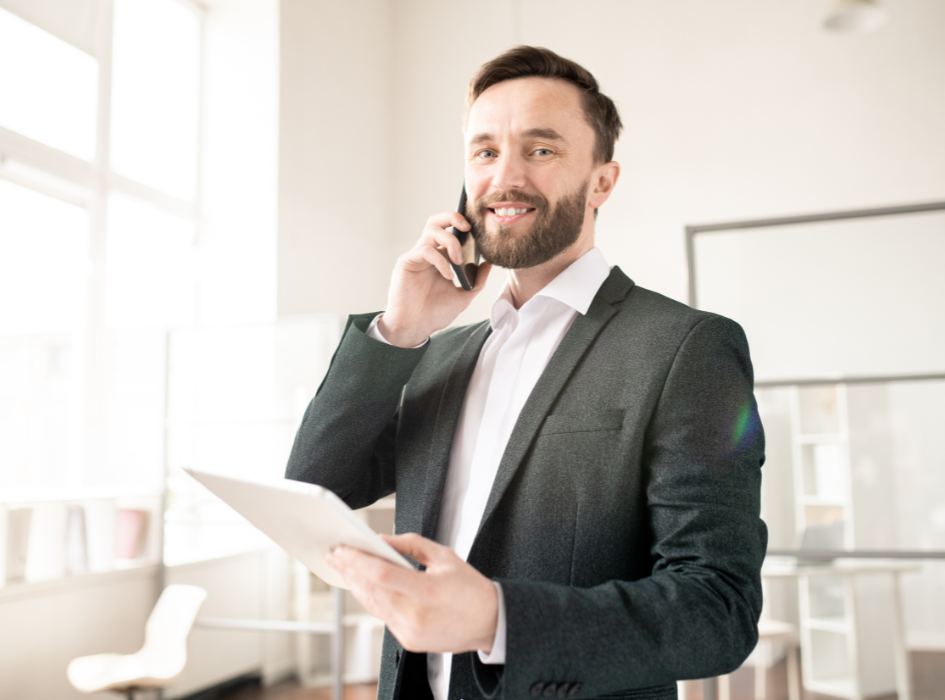 Homme en costume souriant représentant un courtier en travaux