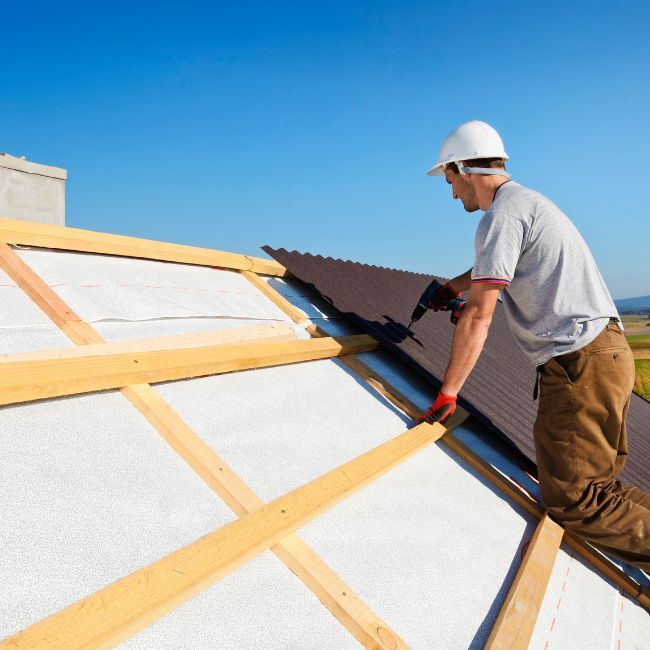 Charpentier travaillant sur une toiture