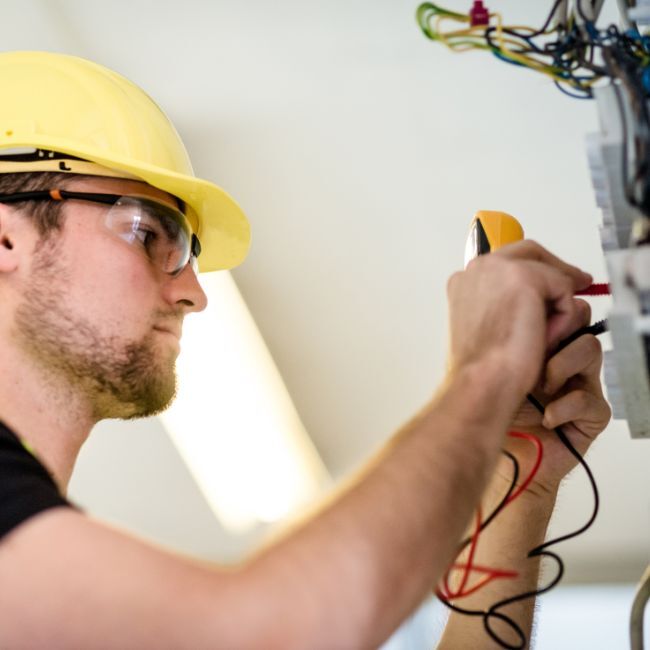Électricien en intervention