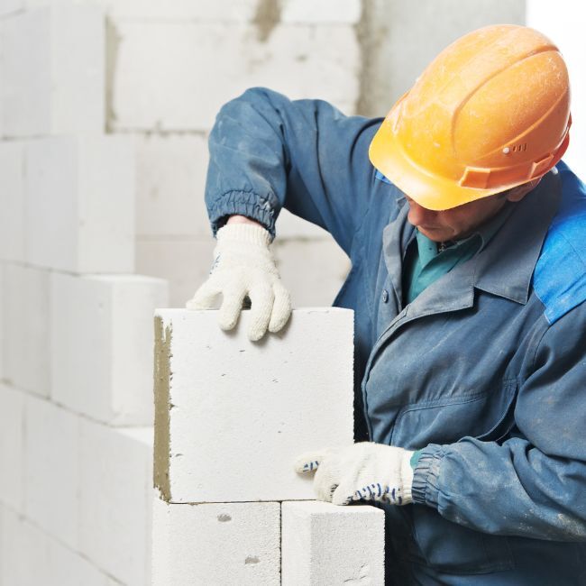 Maçon en chantier