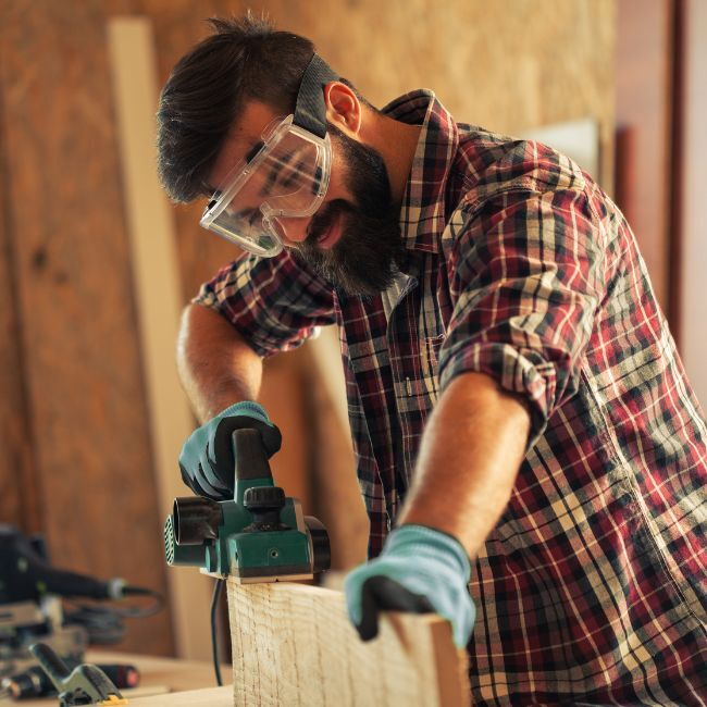 Menuisier découpant bois